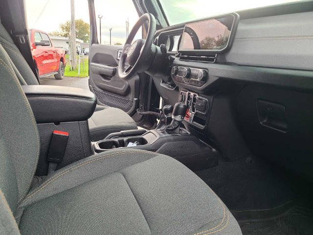 Used 2024 Jeep Wrangler Unlimited AWD/4WD image 17