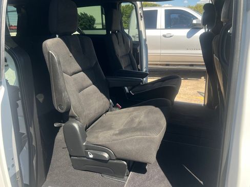 Used 2020 Dodge Grand Caravan SE FWD image 15
