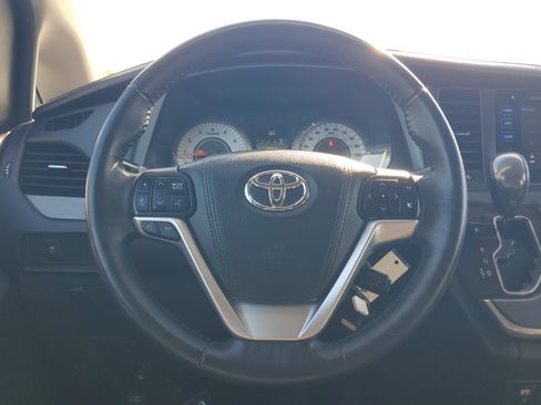 Certified 2016 Toyota Sienna SE FWD image 18