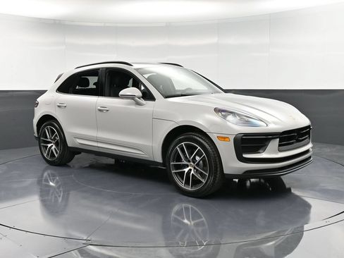 Certified 2026 Porsche Macan AWD/4WD image 10