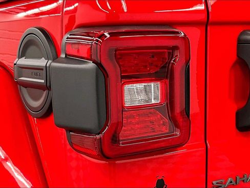 Used 2025 Jeep Wrangler Unlimited Sahara w/ Safety Group AWD/4WD image 36