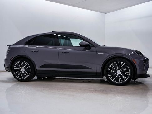 Certified 2025 Porsche Macan Electric image 9