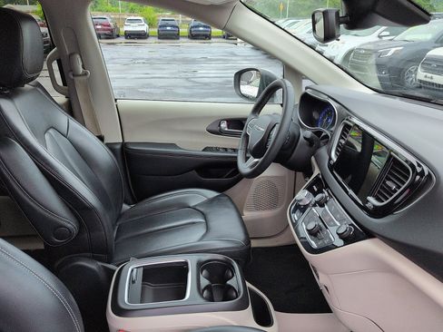 Used 2023 Chrysler Pacifica Touring-L FWD image 7
