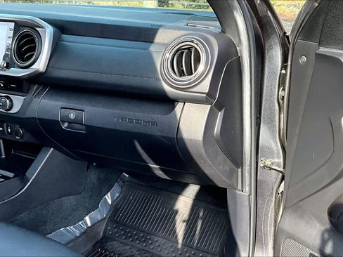 Used 2022 Toyota Tacoma Limited image 19