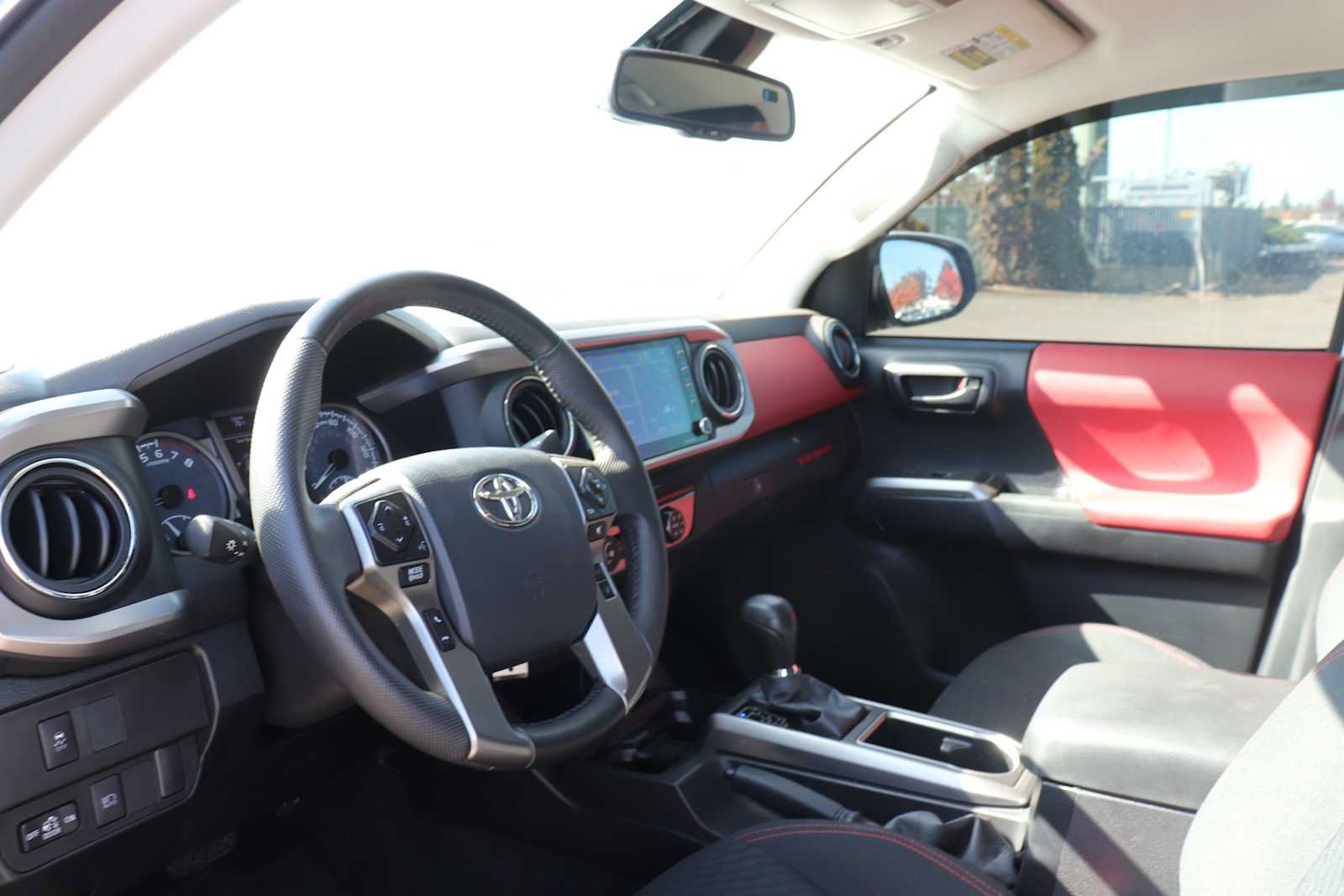 Used 2020 Toyota Tacoma SR5 w/ Blackout Package AWD/4WD image 10