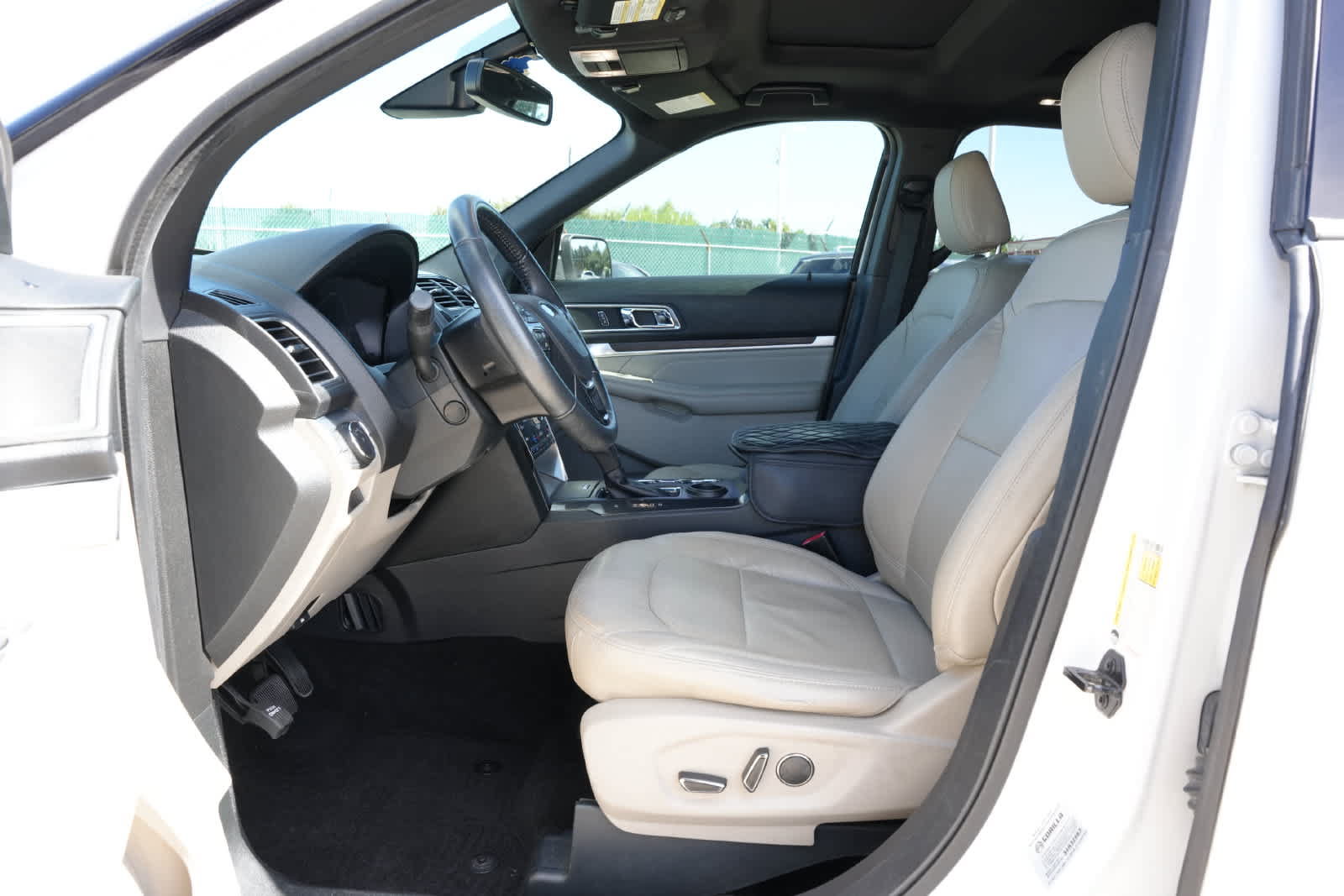 Used 2018 Ford Explorer Limited w/ Ford Safe & Smart Package FWD image 16
