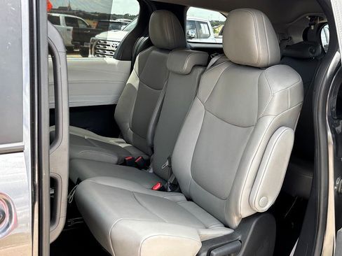Used 2025 Toyota Sienna XLE FWD image 16