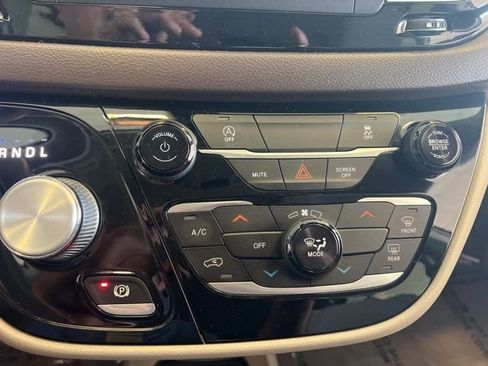 Used 2021 Chrysler Voyager LX image 28