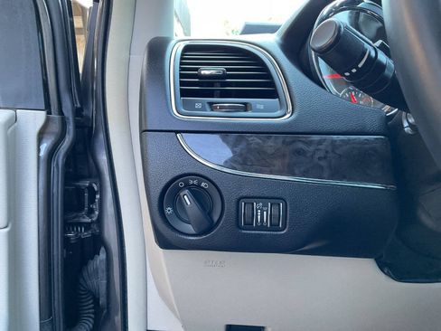 Used 2015 Chrysler Town & Country LX FWD image 16