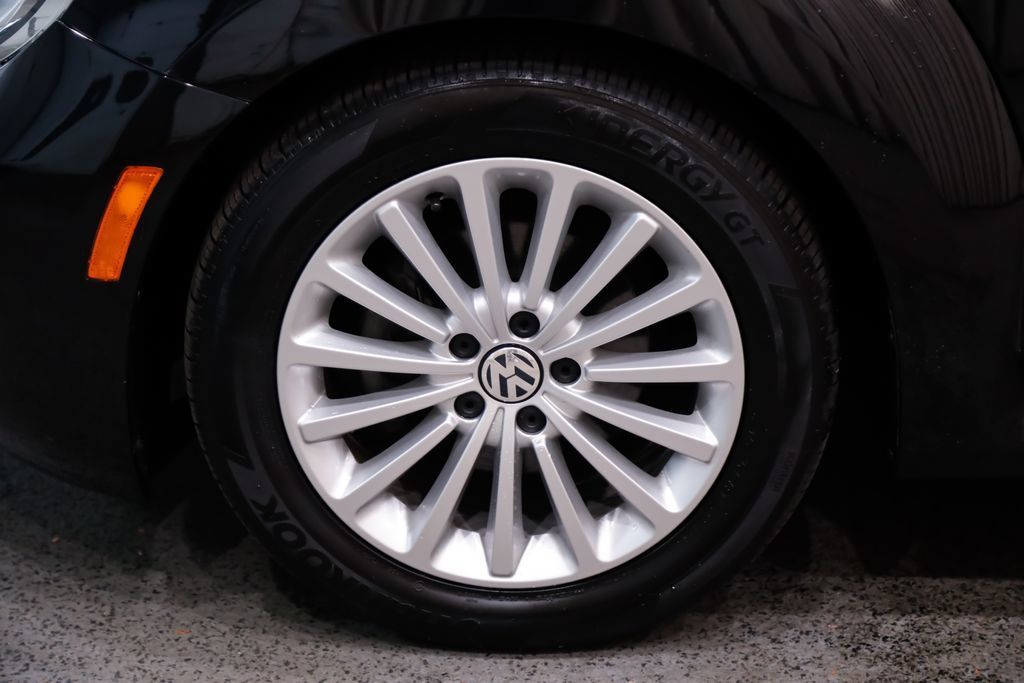 Used 2019 Volkswagen Beetle 2.0T SE FWD image 11