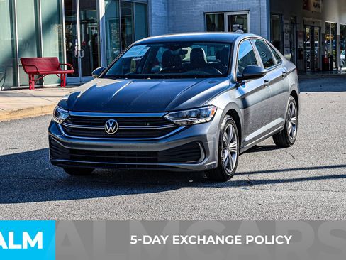 Used 2024 Volkswagen Jetta SE image 3