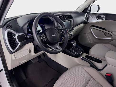 Certified 2025 Kia Soul LX w/ LX Technology Package FWD image 9
