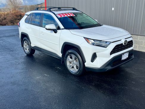 Used 2023 Toyota RAV4 XLE w/ Convenience Package image 2
