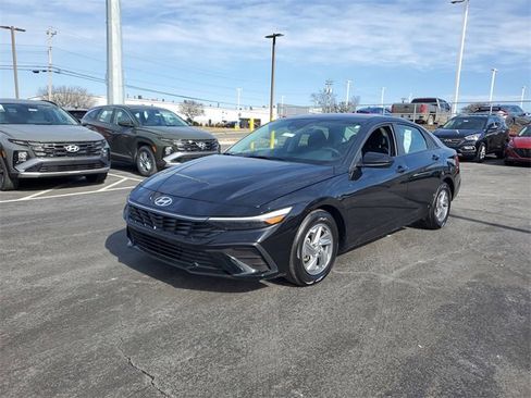 Used 2024 Hyundai Elantra SE image 2