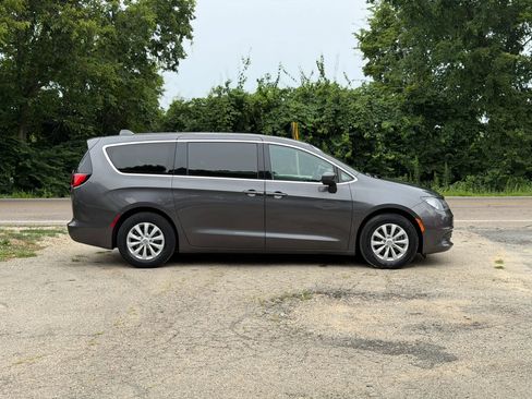 Used 2017 Chrysler Pacifica Touring w/ Tire & Wheel Group FWD image 4