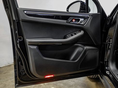 Used 2021 Porsche Macan image 39