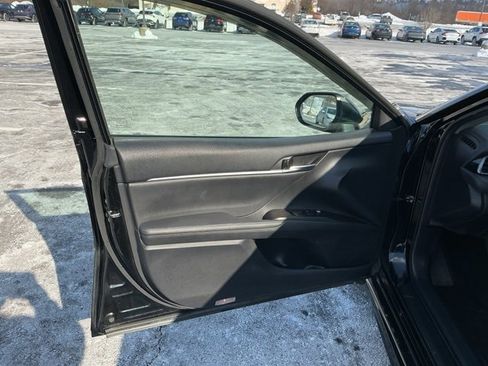 Used 2022 Toyota Camry XSE image 9