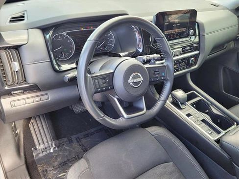 Used 2024 Nissan Pathfinder SV w/ SV Premium Package image 10