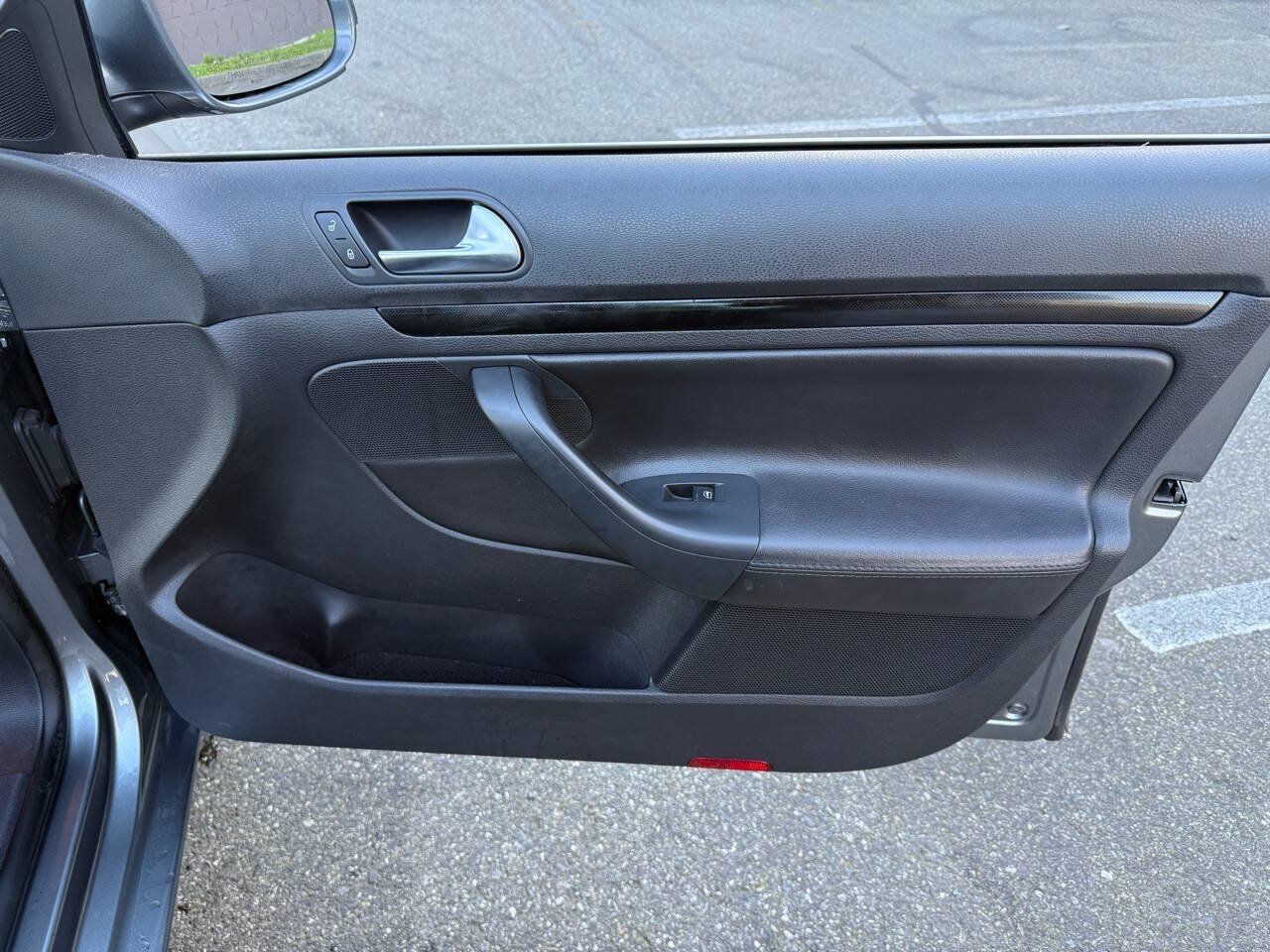Used 2010 Volkswagen Jetta TDI FWD image 25