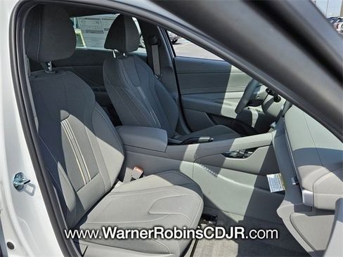 Used 2025 Hyundai Elantra Sport image 14