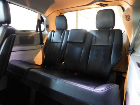 Used 2013 Chrysler Town & Country Touring-L w/ Driver Convenience Group FWD image 13