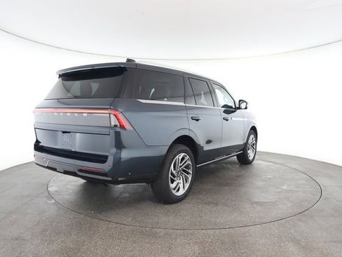 Used 2025 Lincoln Navigator Reserve image 17