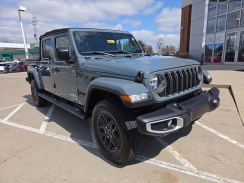 Used 2024 Jeep Gladiator Sport image 3