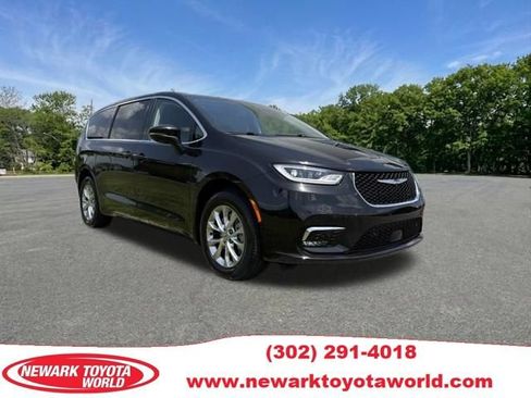 Used 2023 Chrysler Pacifica Touring-L AWD/4WD image 1