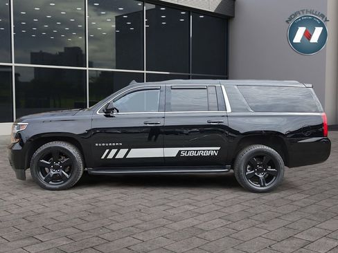 Used 2017 Chevrolet Suburban LT image 2