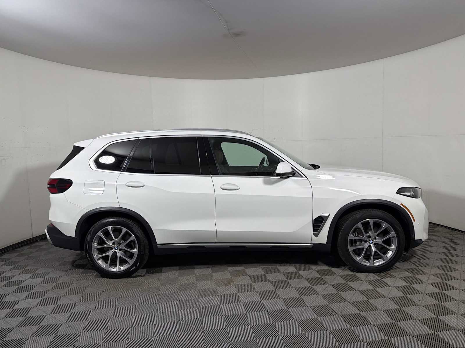 Used 2024 BMW X5 xDrive40i w/ Parking Assistance Package AWD/4WD image 7