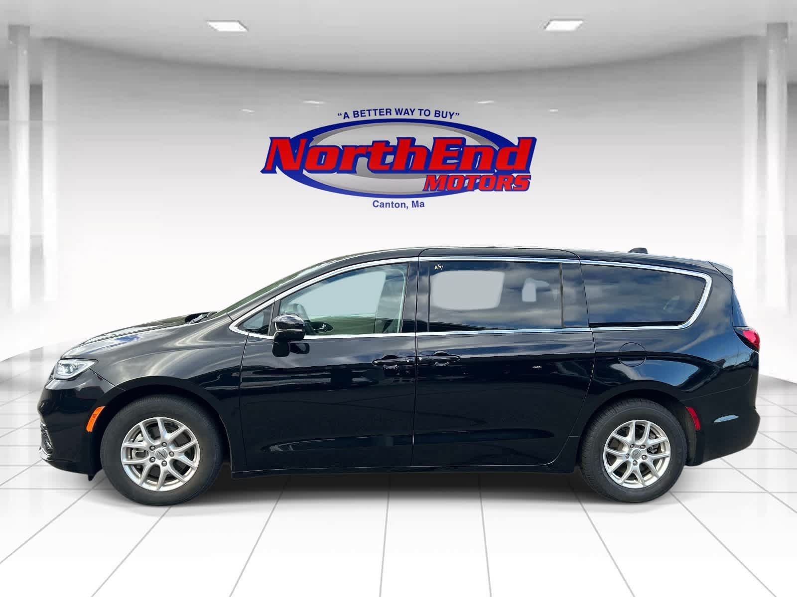 Used 2024 Chrysler Pacifica Touring-L FWD image 6