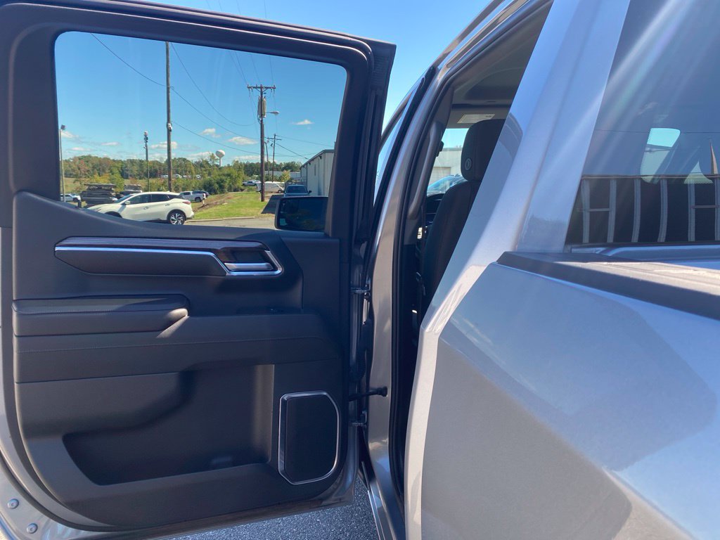 Used 2024 Chevrolet Silverado 1500 LT AWD/4WD image 17