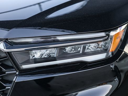 Certified 2024 Honda Pilot Touring image 4