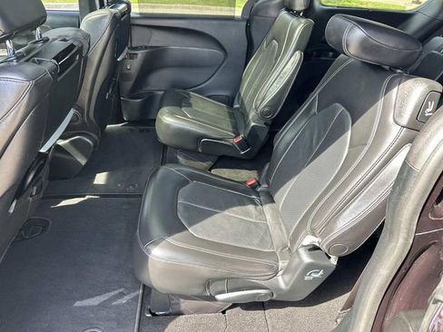 Used 2019 Chrysler Pacifica Touring-L Plus w/ S Appearance Package FWD image 11