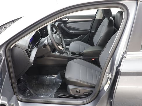 Used 2025 Volkswagen Jetta SE image 6