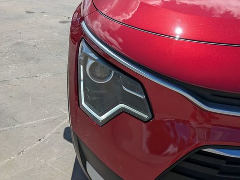 Certified 2025 Kia Niro LX FWD image 9