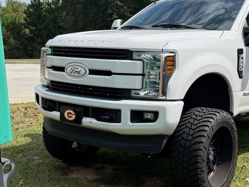 Used 2018 Ford F250 Lariat w/ Lariat Value Package AWD/4WD image 2