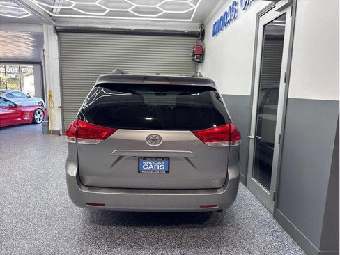 Used 2013 Toyota Sienna LE image 3