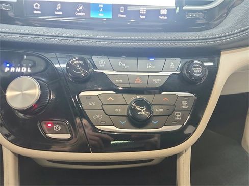Used 2024 Chrysler Pacifica Limited image 31