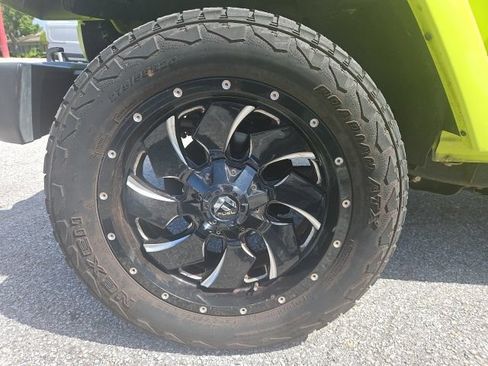 Used 2016 Jeep Wrangler Unlimited Sahara w/ Connectivity Group AWD/4WD image 10