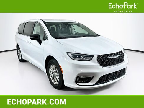 Used 2024 Chrysler Pacifica Touring-L FWD image 1