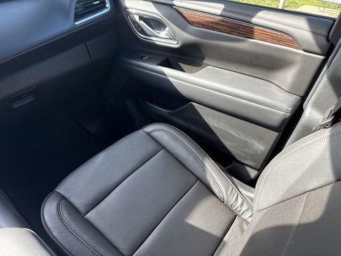 Used 2022 Chevrolet Suburban High Country AWD/4WD image 15
