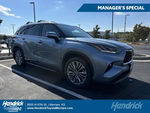 Certified 2022 Toyota Highlander Platinum image 1