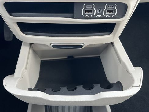 Used 2021 Chrysler Pacifica Touring-L image 6