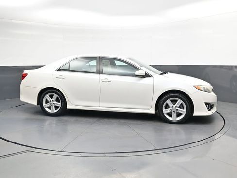 Used 2014 Toyota Camry SE FWD image 4