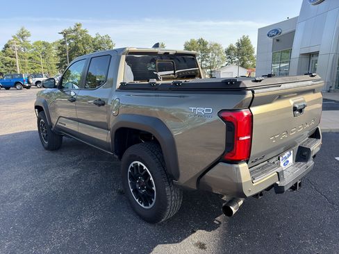 Used 2025 Toyota Tacoma TRD Off-Road w/ TRD Off Road Upgrade Package AWD/4WD image 8