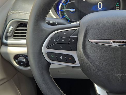 Used 2024 Chrysler Pacifica Limited FWD image 21