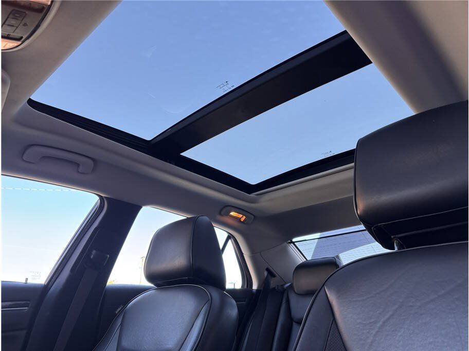 Used 2016 Chrysler 300 C RWD image 19