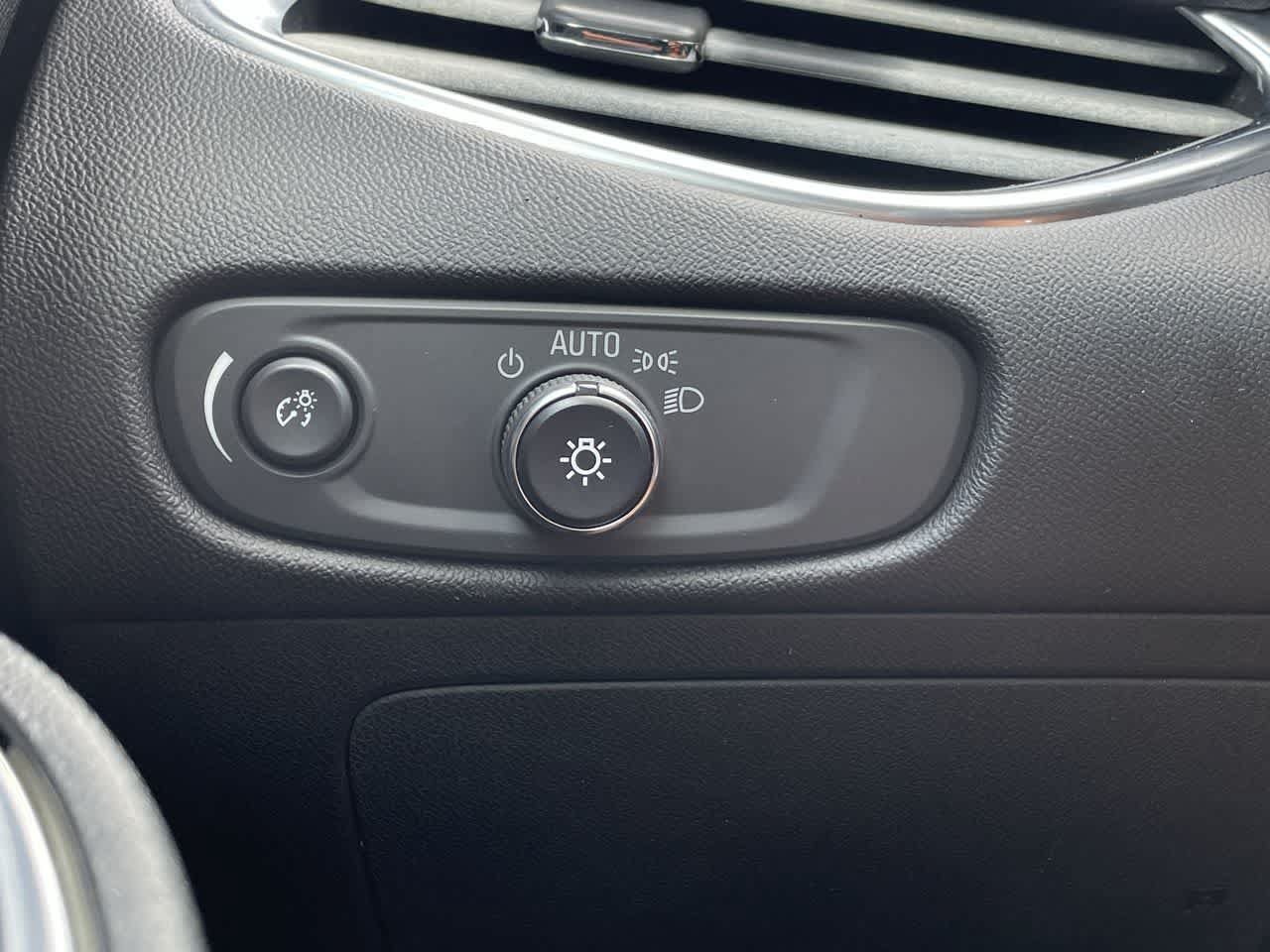 Used 2018 Chevrolet Malibu LT FWD image 24