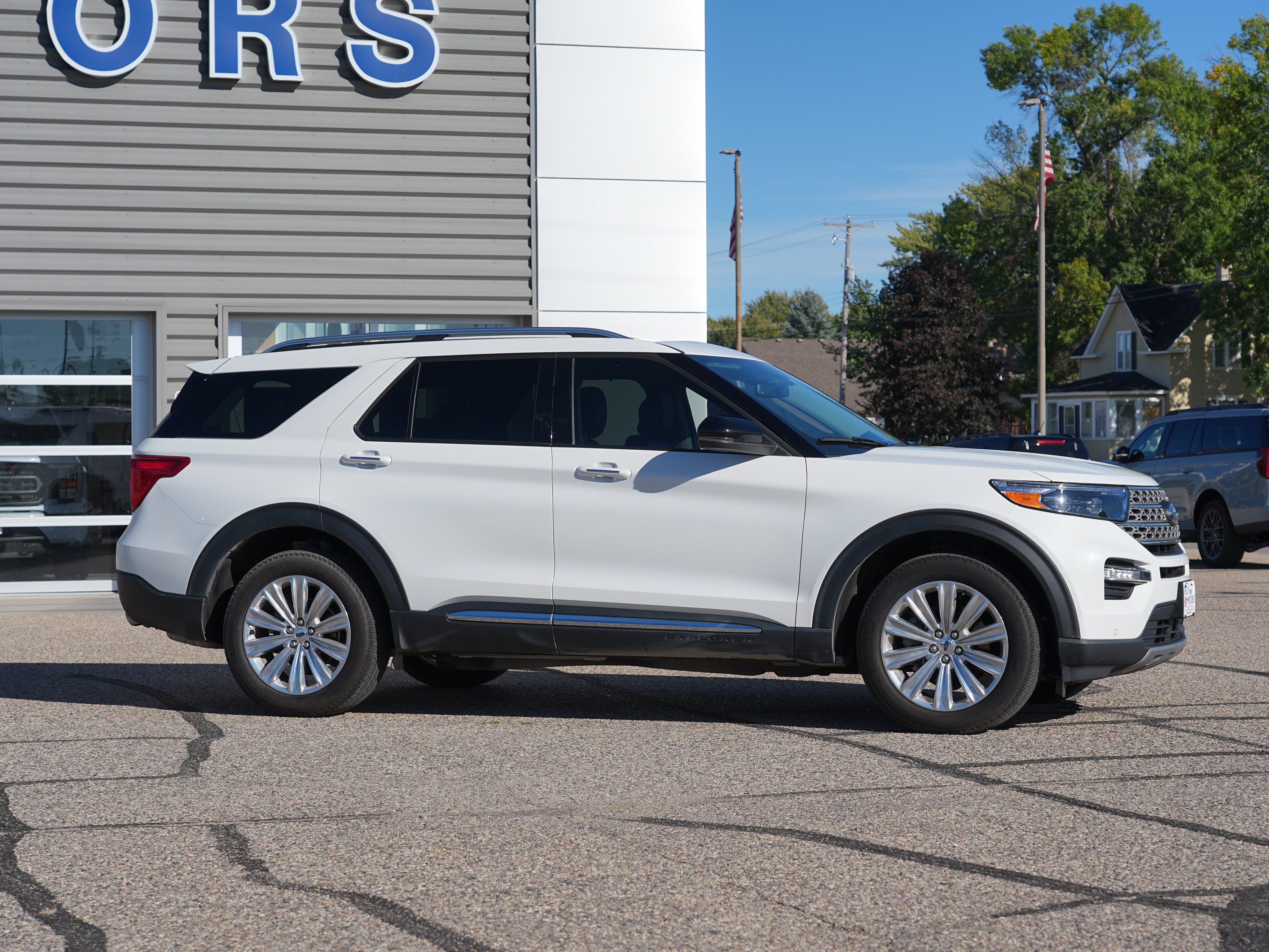 Used 2024 Ford Explorer Limited w/ Limited Technology Package AWD/4WD image 2